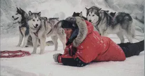 Постер к обзору фильма "Белый плен" (Eight Below), 2006